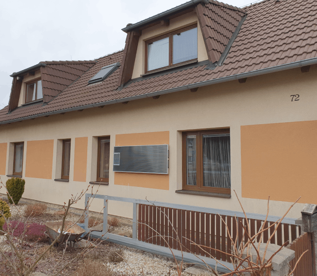 Vodorovné umístění teplovzdušného panelu na rodinném domě